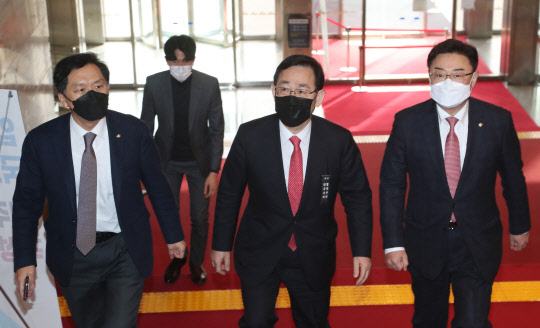 원내대표 사퇴 의사를 밝힌 국민의힘 주호영 원내대표가 18일 국회에서 열린 의원총회에서 의원들의 재신임을 받은 뒤 다시 의원총회장으로 향하고 있다. 왼쪽부터 김기현 의원, 주 원내대표, 김성원 원내수석부대표.   연합뉴스